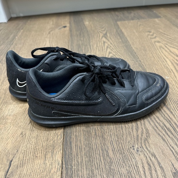 Nike. Kids indoor soccer cleats. Youth size 5 - Picture 3 of 5